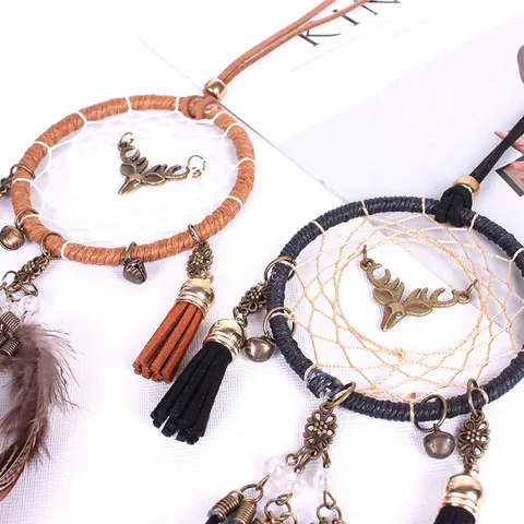 Atrapasueños Vintage Mini Hecho a Mano Colgante de Coche Cabeza de Ciervo Pluma Borla Campana Decoración Colgante Boho Amuleto de Bolso