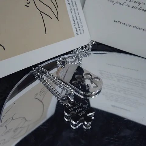 Collana con Pendente a Forma di Puzzle in Acciaio al Titanio Minimalista per Coppie Lettera d'Amore Incisa Gioielli Hip Hop Regalo
