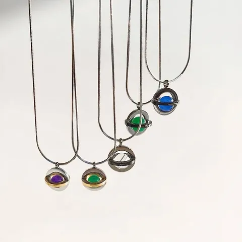Unisex Titanstahl Saturn Planet Anhänger Halskette Hip Hop 3D Orb Schlangenkette Halskette Personalisierte Monatsgravur Schmuck Geschenk