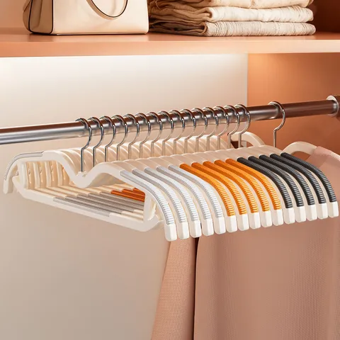 Kort Halsontwerp Afdrukvrije Antislip Kledinghanger Voor Huis Slaapzaal Ruimtebesparend Schouderbescherming PP Kunststof Hanger Minimalistische Kledingkast Opslag