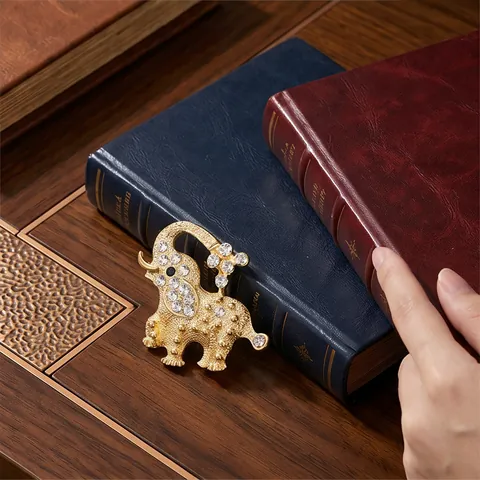 Fashion Alloy Rhinestone Elephant Brooch For Women Luxury Animal Shape Pin Accessory Gold Suited Lapel Decoration Gift Jewelry