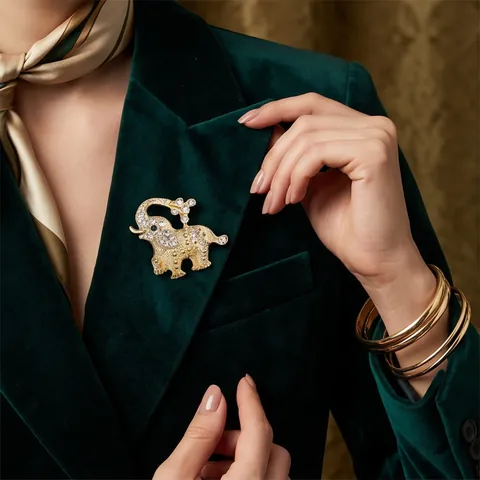 Fashion Alloy Rhinestone Elephant Brooch For Women Luxury Animal Shape Pin Accessory Gold Suited Lapel Decoration Gift Jewelry