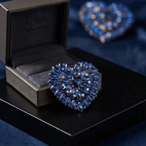 Broche Coeur en Cristal Bleu Vintage Luxe Incrustée de Strass en Alliage de Zinc pour Femmes Accessoire de Costume Bijoux de Mode