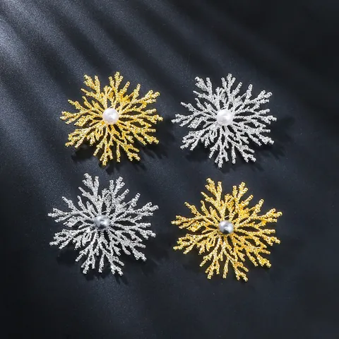 Vintage Alloy Snowflake Brooch Elegant Pearl Corsage Luxury Chic Coat Accessories Women Fashion Jewelry