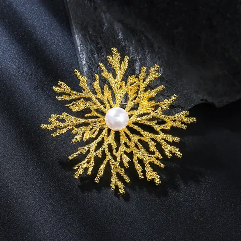 Vintage Alloy Snowflake Brooch Elegant Pearl Corsage Luxury Chic Coat Accessories Women Fashion Jewelry