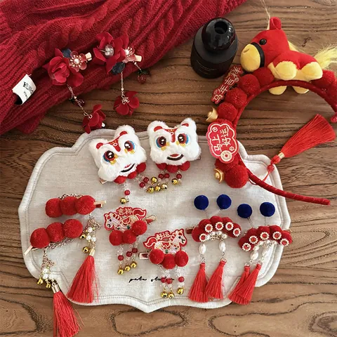 Nouvel An Lunaire Pince à Cheveux en Peluche Rouge Motif Cheval Lion Perle Artificielle Gland Épingle à Cheveux Hanfu Accessoire