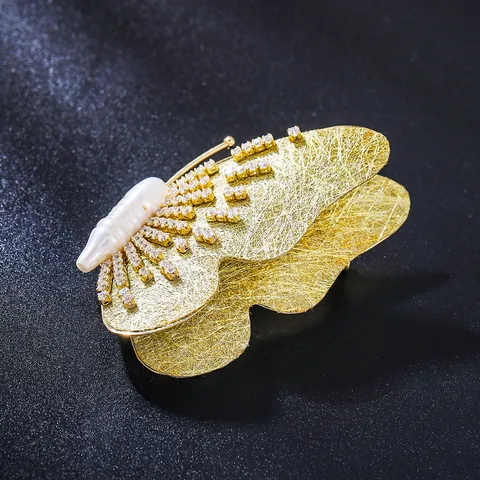 Luxus Messing Schmetterling Brosche Mit Süßwasserperle Und Zirkonia Exquisite Vergoldete Gebürstete Metall Nadel Für Damen Anzug