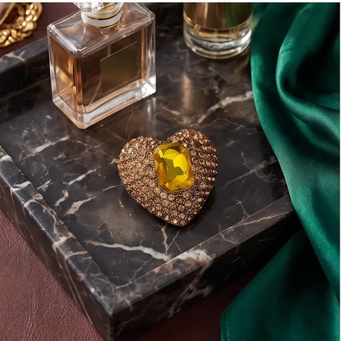 Vintage Luxurious Heart Shaped Brooch Zinc Alloy Full Rhinestone Inlaid Amber Yellow Gemstone Corsage Pin For Women Party Wedding Jewelry