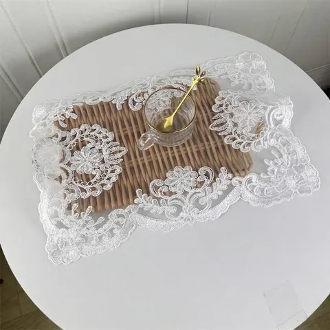 Tovaglietta Quadrata Floreale Con Ricamo a Cordincino in Poliestere Runner da Tavola Traforato Elegante Copertura Antipolvere Decorazione Casa