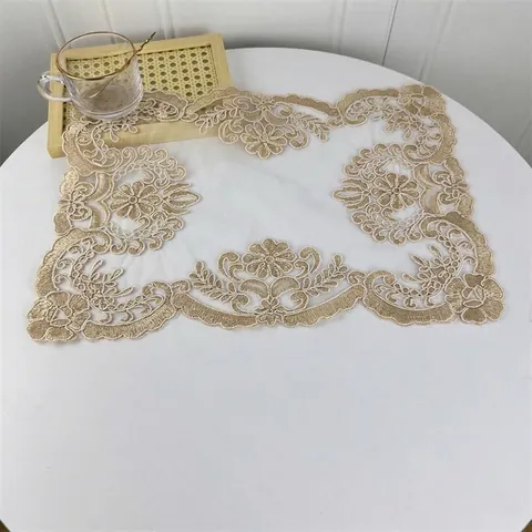 Tovaglietta Quadrata Floreale Con Ricamo a Cordincino in Poliestere Runner da Tavola Traforato Elegante Copertura Antipolvere Decorazione Casa