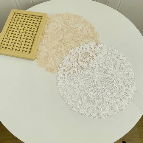 Tovaglietta Rotonda in Pizzo Ricamato Floreale Vintage Traforata in Poliestere Decorazione Tavola per Vaso Lampada Casa