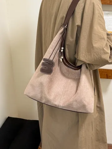 Koreanisches Retro Wildlederimitat Tragetasche Für Damen Weiches Leder Achseltasche Schultertasche Pendler Hobo Bag Mit Anhänger