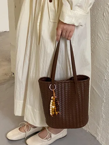 Koreanischer Vintage Webstruktur PU Leder Eimertasche Für Damen Minimalistisch Pendler Schulter Unterarmtasche Mit Perlenanhänger