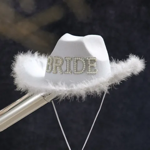 Cappello da Cowboy Sposa Bianco con Strass e Perle Lettera Fedora con Frange di Piume per Matrimonio Fidanzamento Addio al Nubilato Donna