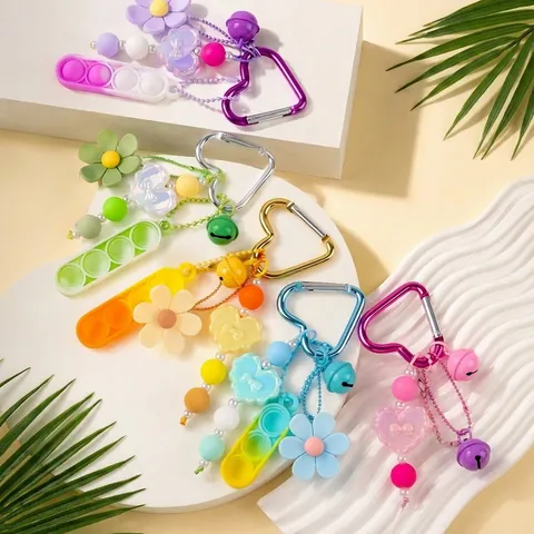 Llavero de Alivio del Estrés de Silicona Juguete Squishy Cuentas Colgante de Corazón y Flor Campana Llavero para Diario Viaje Regalo de Niños
