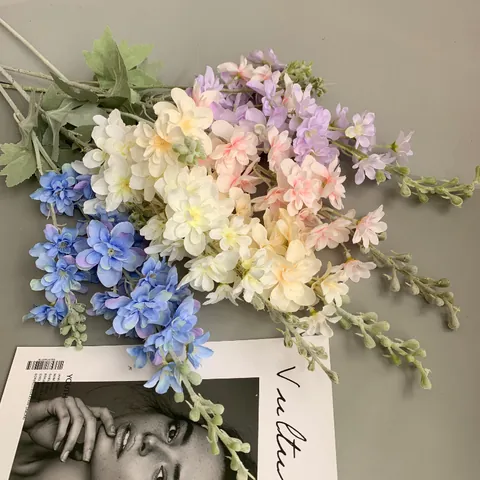 Lujoso Delfinio Flocado Flor de Satén Artificial 2 Ramas Realista Faux Larkspur para Boda Hotel Banquete Decoración del Hogar