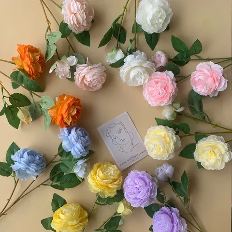 Künstlicher 3-Kopf Persischer Hahnenfuß Westliche Rose Seidenstoff Blume Stiel Falsche Pfingstrose Für Hochzeit Party Heim Dekoration