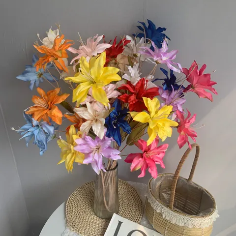 Künstliche Seidenlilienblüte Spray Drei Köpfe Lilienzweig Für Hochzeitsbankettsaal Bühnenhintergrunddekor Hausblumengesteck