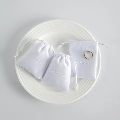 Weißer Plüsch Kordelzugbeutel Weiche Schmucktasche Kleine Geschenktüte Für Ohrringe Ringe Schmuckaufbewahrung Organizer Geprägtes Logo Vinknde