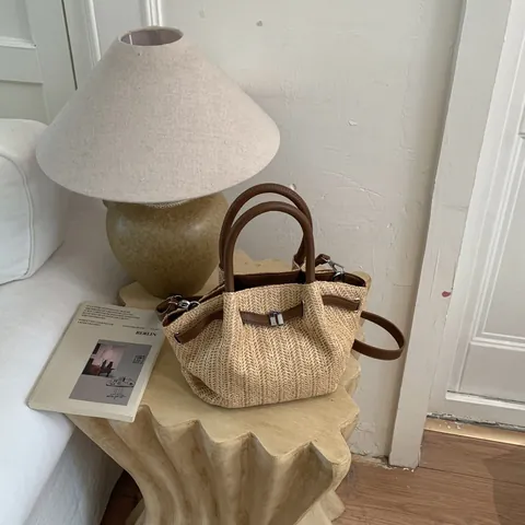 Bolso de Mano de Paja Tejida para Mujer Estilo Vacacional Ribete de Cuero PU Bolso de Hombro Cruzado Hebilla de Metal Casual Beach Tote