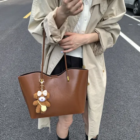 Sac Fourre-tout Grande Capacité pour Femmes en Cuir PU de Haute Qualité Sac à Épaule Brillant Mode Automne Hiver Sac Sous le Bras Avec Pendentif Ours