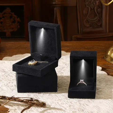 Boîte à Bijoux Avec Lumière LED Écrin de Cadeau en Velours Noir pour Bague Pendentif Bracelet Collier Présentoir à Bijoux