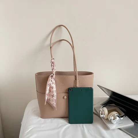 Bolso Tote De Gran Capacidad Para Mujer De Cuero PU Con Pañuelo De Seda Bolso De Hombro Simple Para Uso Urbano