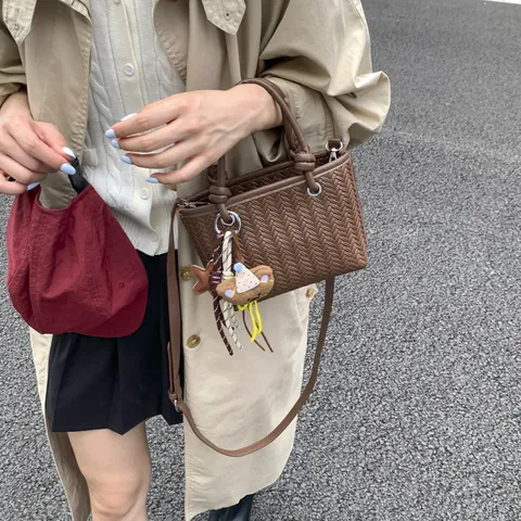 Damen Kleines Design Geflochtene Beuteltasche PU Leder Waldstil Handtasche Mit Süßem Teddybär Anhänger Schultertasche Casual Fashion
