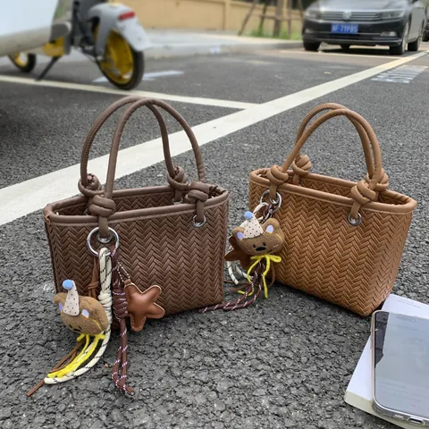 Damen Kleines Design Geflochtene Beuteltasche PU Leder Waldstil Handtasche Mit Süßem Teddybär Anhänger Schultertasche Casual Fashion
