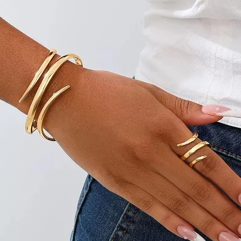 Set di Gioielli con Bracciale e Anello Aperto a 3 Strati in Metallo Intagliato per Donna Minimalista Geometrico Placcato Oro Argento