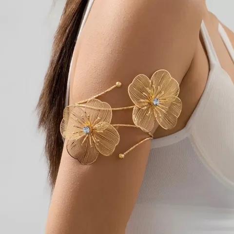 Luxe Gouden Opengewerkte Camelia Bloemen Armband Voor Vrouwen Verstelbare Open Spiraal Armring Legering Strass Lichaamssieraden Armband