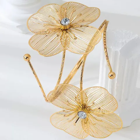Luxe Gouden Opengewerkte Camelia Bloemen Armband Voor Vrouwen Verstelbare Open Spiraal Armring Legering Strass Lichaamssieraden Armband