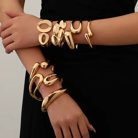 Bracciale Rigido in Lega Minimalista a Onde Irregolari per Donna Set di Gioielli con Bracciale e Collana in Metallo Lucido Galvanico