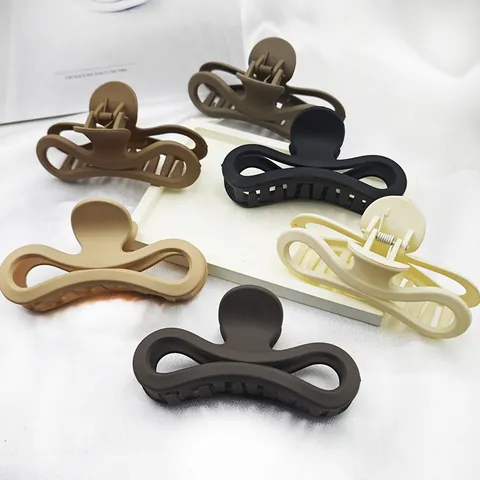 Minimalist Matte Plastic Shark Hair Claw Clip For Women Fresh Hollow Figure 8 Bowknot Shape Nonslip Strong Hold Elegant Everyday Headwear Hair Accessory