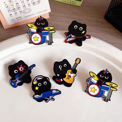 Καρφίτσα Κινουμένων Σχεδίων Μαύρη Γάτα Μουσικό Συγκρότημα Καρφίτσα Σμάλτου Από Κράμα Ψευδαργύρου Για Άνδρες Γυναίκες Χαριτωμένη Κιθάρα Κοσμήματα