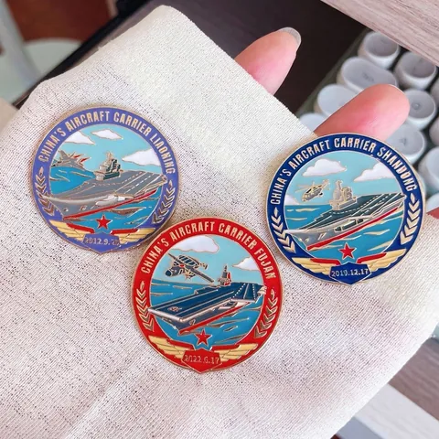 Cartoon Flugzeugträger Gedenkabzeichen Militär Marine Metallbrosche Emaille Pin Für Rucksack Kleidung Dekoration Unisex Schmuck