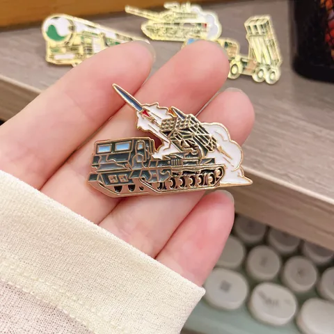 Military DF-41 Tank Rocket Launcher Metal Brooch Enamel Pin Zinc Alloy Camouflage Badge Souvenir Accessory For Backpack Clothes Unisex Gift