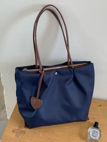 Sac Cabas en Nylon Minimaliste pour Femmes Grande Capacité Polyvalent Sac à Épaule pour Trajet Avec Pendentif Cœur Sac Shopping Plissé