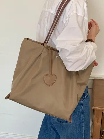 Sac Cabas en Nylon Minimaliste pour Femmes Grande Capacité Polyvalent Sac à Épaule pour Trajet Avec Pendentif Cœur Sac Shopping Plissé