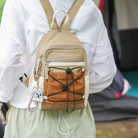 Zaino Impermeabile in Nylon Ultraleggero da Donna 2025 Nuovo Blocco di Colore Grande Capacità Viaggio Scuola Borsa per Laptop Con Ciondolo Cartoon
