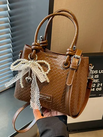 Dames Geweven Patroon PU Leer Emmer Tas Minimalistisch Effen Kleur Handtas Met Parel Kant Strik Hanger Crossbody Schoudertas
