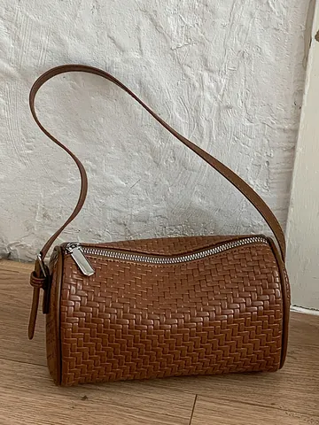 Women Retro Woven Cylindrical Underarm Crossbody Bag Premium PU Leather Zipper Shoulder Bag Vintage Fashion Barrel Bag