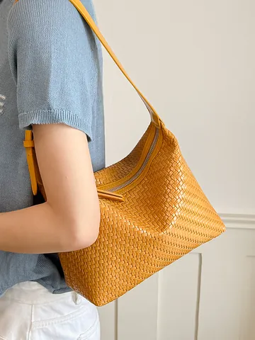 Women Woven Underarm Bag Minimalist PU Leather Pillow Shoulder Bag Handwoven Single Strap Crossbody Handbag Casual Commuting Bag