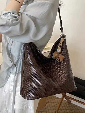 Dames Geweven PU Leren Tote Bag Casual Grote Capaciteit Schoudertas Crossbody Handtas Met Bloemenhanger Decoratie Mode