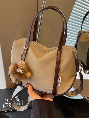 Tote Bag en Nylon Vintage Grande Capacité pour Femmes Sac à Épaule Bandoulière Polyvalent Avec Charme de Monstre en Peluche Sac Shopper Léger