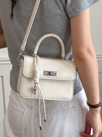 Borsa a Mano Donna in Pelle PU Vintage di Fascia Alta 2026 Estate Popolare Borsa a Tracolla Quadrata Borsa a Spalla Versatile con Ciondolo