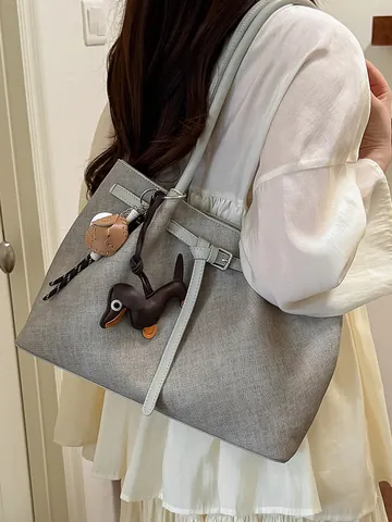Dames Verfijnde PU Leren Tote Tas Grote Capaciteit Effen Kleur Schoudertas Met Elegante Teckel Hanger Zomer Woon-werkverkeer Handtas