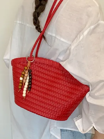 Summer Women Woven Tote Bag Fashion PU Leather Weave Bucket Bag Large Capacity Shoulder Bag With Beaded Pendant Commute Bag