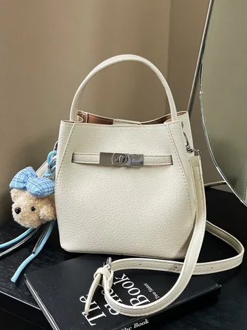 Mode Vrouwen PU Leer Emmer Tas Elegante Lycheepatroon Crossbody Schoudertas Handtas Met Slot En Pluche Beer Hanger Accessoire