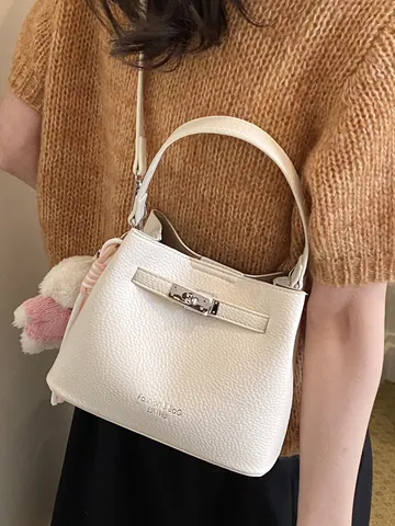 Women Urban Minimalist PU Leather Lychee Pattern Bucket Bag With Turn-Lock Fashion Handbag With Plush Bear Pendant Single Shoulder Crossbody Bag